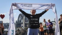 英国前女足球员为家暴受害者而跑 带伤横跨澳洲3800公里